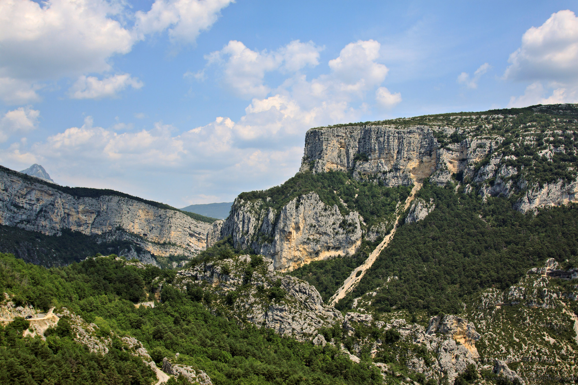 Пейзажът на Gorges du Verdon, една от забележителностите на пътуването с кола из Прованс от Ница до Валенсоле.